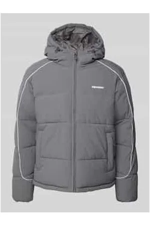 Review Jacke mit Reißverschlusstaschen und Label-Detail