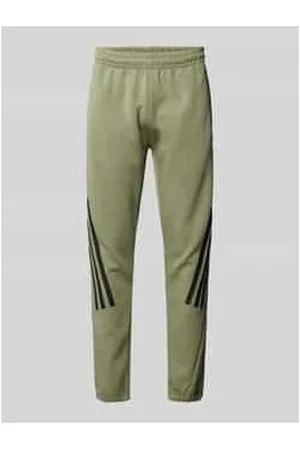 adidas Tapered Fit Sweatpants mit labeltypischen Streifen