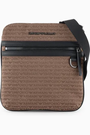 Emporio Armani Flache Umhängetasche aus Jacquard-Stoff mit Allover-Schriftzug
