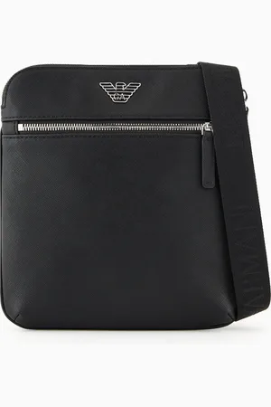 Emporio Armani Flacher Schulterriemen aus aufbereitetem Saffianleder mit ASV-Adler-Plakette