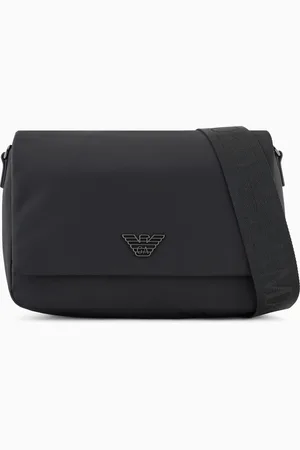 Emporio Armani ASV Umhängetasche aus recyceltem Nylon mit Klappenverschluss