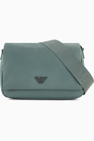 Emporio Armani ASV Umhängetasche aus recyceltem Nylon mit Klappenverschluss