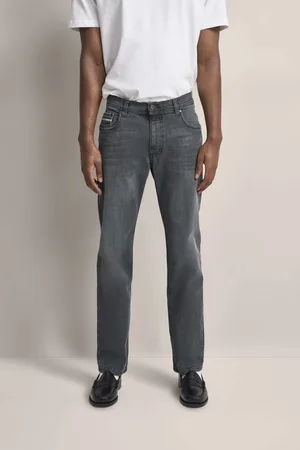 Bugatti Jeans mit einem leichten Used-Look in