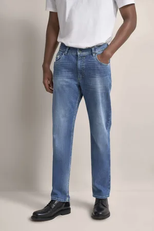 Bugatti Jeans mit einem leichten Used-Look in
