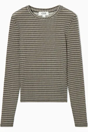 COS Eng Anliegendes Langarmshirt