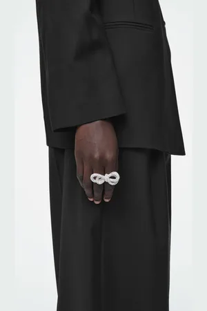 COS Doppelter Ring Mit Kristallen In Schleifenform