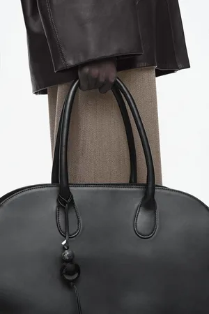 COS Taschenanhänger Aus Leder Mit Perlen