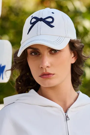 Cupshe Weiße Baseballmütze mit Schleifenstickerei