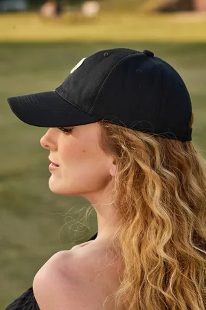 Cupshe Schwarze Baseballmütze mit Welpen-Stickerei