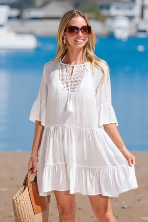 Cupshe Weißes Mini-Strandkleid mit gekerbtem Ausschnitt und Quaste