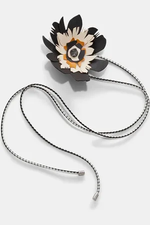 Dorothee Schumacher Kette zum Wickeln mit kleiner Leder-Blume