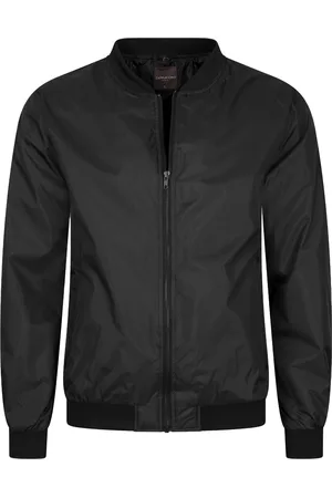 Cappuccino Italia Sommerjacke für Männer. Die Sommerjacke besteht aus Polyester und hat eine normale Passform. Die Jacke wird mit einer grauen Kapuze geliefert, die mit Hilfe von Knöpfen an der Jacke befestigt werden kann.