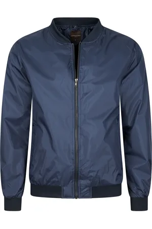 Cappuccino Italia Sommerjacke für Männer. Die Sommerjacke besteht aus Polyester und hat eine normale Passform. Die Jacke wird mit einer grauen Kapuze geliefert, die mit Hilfe von Knöpfen an der Jacke befestigt werden kann.