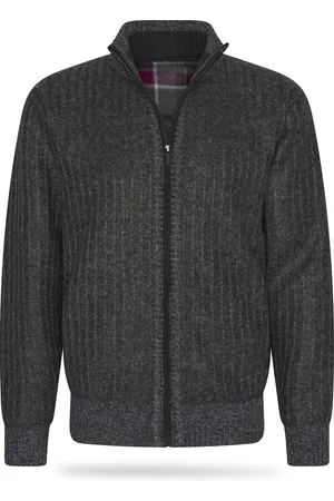 Cappuccino Italia Bounded Jacket für Herren. Die Bounded Jacke besteht zu 100 % aus Polyester und hat einen klassischen Schnitt.