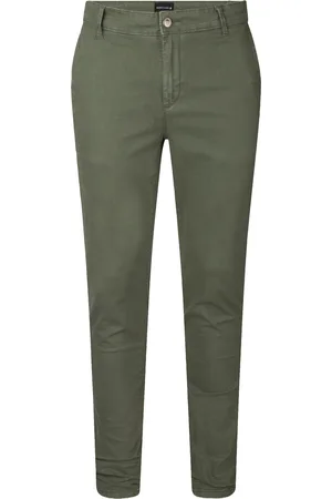 Presly & Sun Herren Chino von der Marke . Die Chino von besteht aus Bio-Baumwolle und Elastan und hat eine schmale Passform. Die weiche Baumwolle und das Elastan sorgen für einen hohen Tragekomfort. Marke: Modellname: Samuel ChinoKategorie: Chino für He