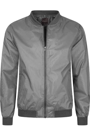 Cappuccino Italia Sommerjacke für Männer. Die Sommerjacke besteht aus Polyester und hat eine normale Passform. Die Jacke wird mit einer grauen Kapuze geliefert, die mit Hilfe von Knöpfen an der Jacke befestigt werden kann.