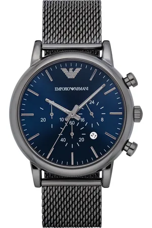 Emporio Armani Elegante Herrenuhr der Marke Armani. Die Uhr hat ein Armband, das auch kleiner gemacht werden kann, das Gehäuse hat einen Durchmesser von 43 mm und das Uhrwerk ist ein Quarzwerk. Marke: ArmaniModellname: AR1979 (43mm)Kategorie: HerrenuhrMat