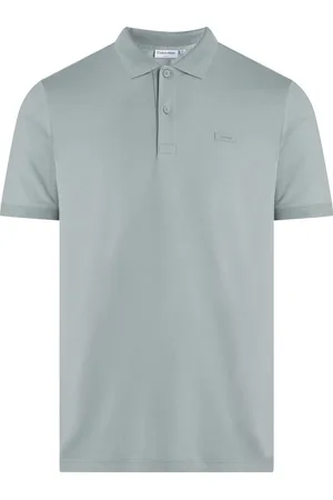 Calvin Klein Herren-Poloshirt der Marke . Die Polos von sind aus 100% Bio-Baumwolle und haben eine schmale Passform. Die weiche Baumwolle sorgt für hohen Tragekomfort. Marke: Modellname: Liquid Touch Slim PoloKategorie: Herren-PoloMaterialien: Bio-Baumw