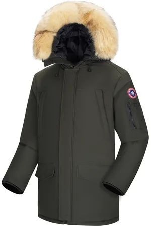 Subprime Parka für Männer. Der Parka besteht aus hochwertigem Polyester und hat ein warmes Innenfutter. Er ist ideal für die kalten Wintermonate. Der Pelzkragen besteht aus Kunstpelz und ist abnehmbar.
