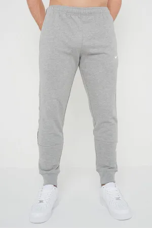 Nike Herren Wiederholung Taping Logo Fleece Cuffed Jogger in