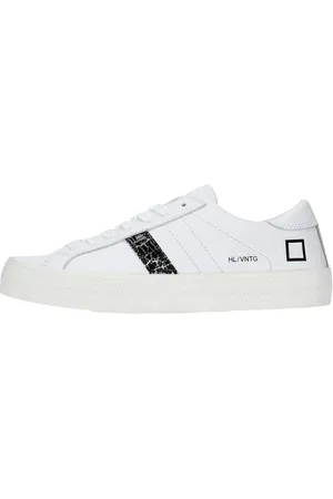 D.A.T.E. BEI IHNEN. WeiBe Turnschuhe