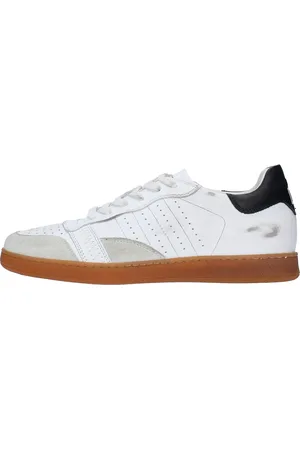 D.A.T.E. BEI IHNEN. WeiBe Turnschuhe