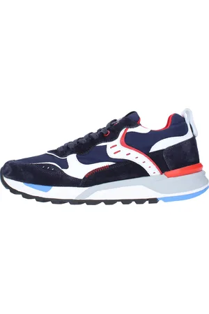 Voile blanche Blaue Turnschuhe