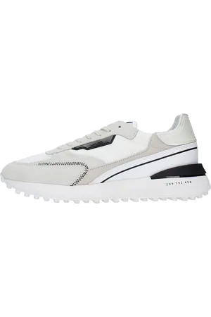 D.A.T.E. BEI IHNEN. WeiBe Turnschuhe