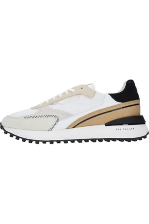 D.A.T.E. BEI IHNEN. WeiBe Turnschuhe