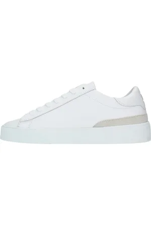 D.A.T.E. BEI IHNEN. WeiBe Turnschuhe