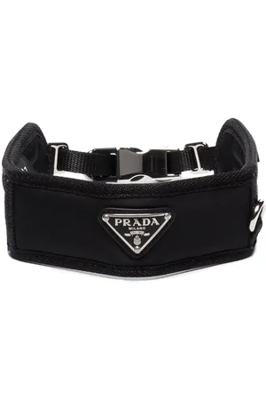Prada Halsband mit dreieckigem Logo