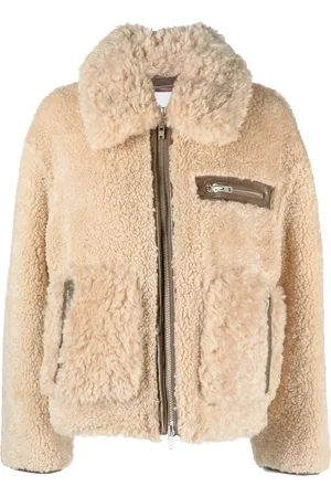 Stand Studio Mantel auf Faux Shearling