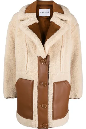 Stand Studio Mantel aus Faux Shearling