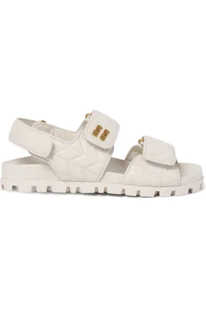 Miu Miu Matelassé-Sandalen mit Logo-Schild