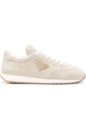 Prada Wildleder-Sneakers mit Triangel-Logo