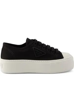 Prada Sneakers mit Schnürung