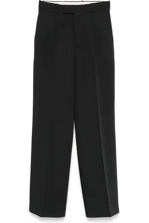 Rohe Hose mit Faltendetails