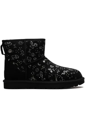 UGG Classic Mini Zodiac - Black Stiefel