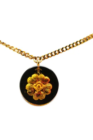 CHANEL 1998 vergoldete Halskette mit Camellia-Anhänger aus Kunstharz