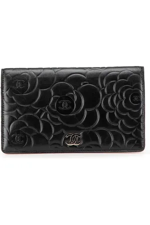 CHANEL 2009 längliches Camellia Portemonnaie aus Lammleder mit Prägung