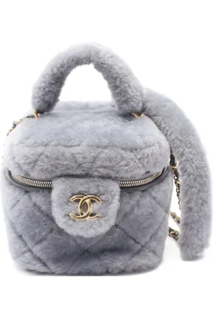 CHANEL 2021 Shearling-Kosmetiktasche