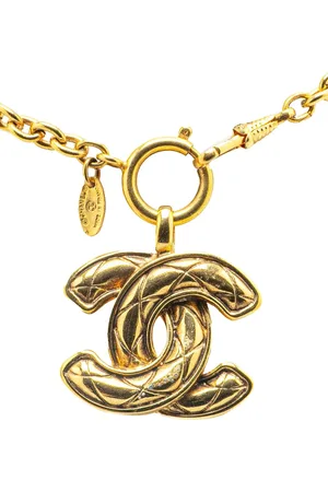 CHANEL 1970-1980 vergoldete Halskette mit gestepptem CC-Anhänger
