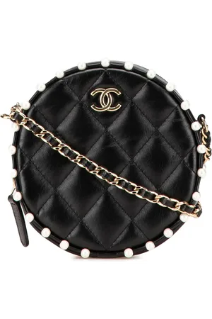 CHANEL 2019 runde Pearl Clutch aus gestepptem Kalbsleder mit Nieten