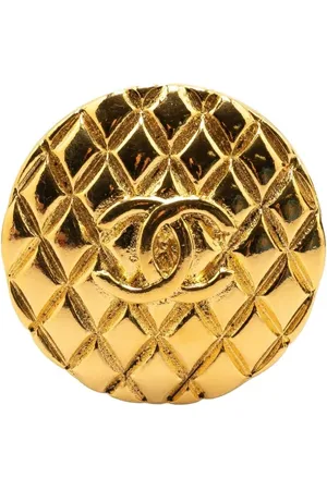CHANEL 1980-1990 vergoldete runde CC Brosche mit Steppung