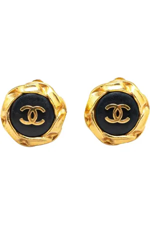 CHANEL 1996 vergoldete CC Button Ohrclips aus Acryl