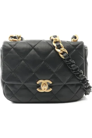 CHANEL 2021 mini Schultertasche aus Matelassé-Leder