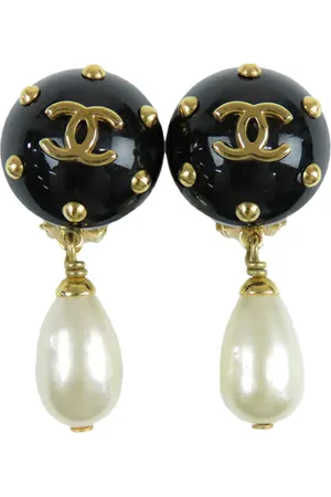CHANEL 1996 CC Ohrclips aus Kunstharz mit Kunstperlen