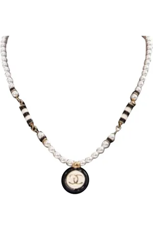 CHANEL 20th Century vergoldete Halskette mit CC-Anhänger mit Kunstperlen