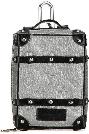 LOUIS VUITTON Kosmetiktaschen - 2023 Monogram Taurillon Soft Trunk Bag Charm and K - für Damen
