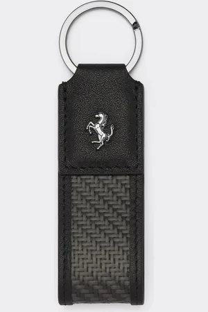 FERRARI Schlüsselanhänger mit Carbonfaser und „Cavallino Rampante“-Emblem